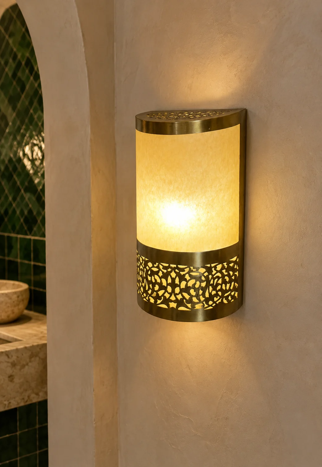 Applique Sahrij en cuivre jaune et verre dépoli