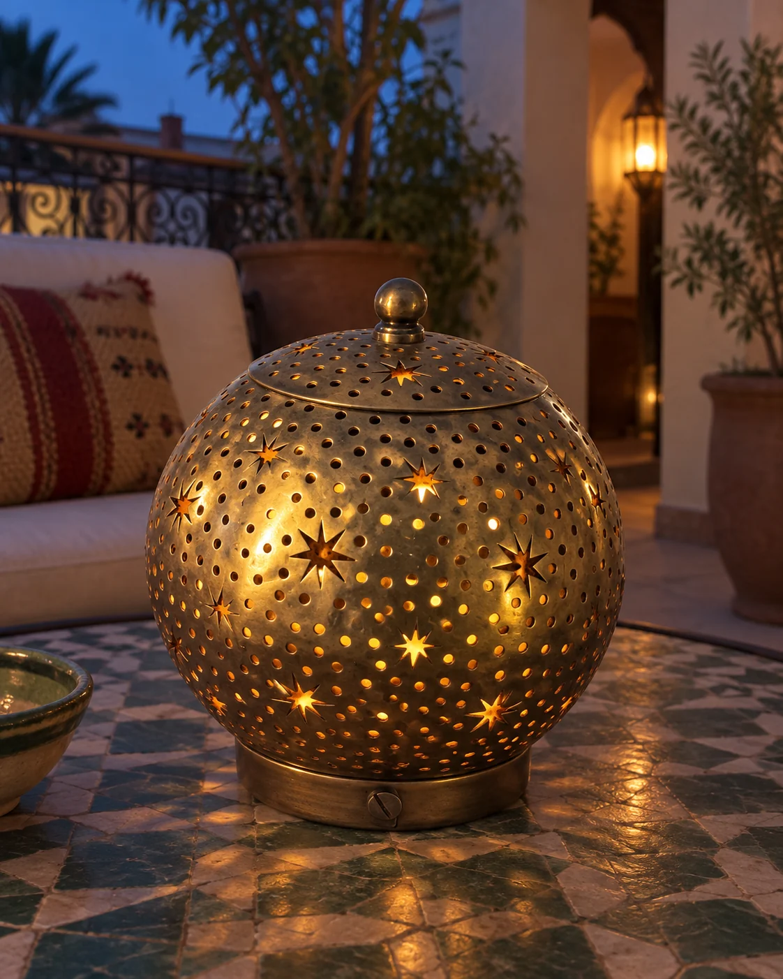 Lampe de table Ziat étoilée en cuivre jaune